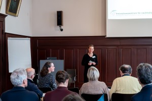 Prof. Dr. Anna Maria Häring erläutert die Umbenennung des Innoforums