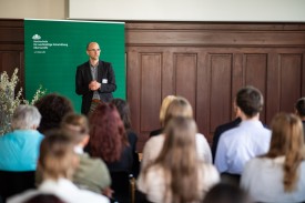 Hochschulpräsident Prof. Dr. Matthias Barth begrüßt alle Stipendiat*innen und Förder*innen auf der Festveranstaltung (Foto: HNEE  Florian Reischauer)